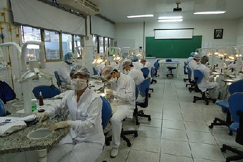 Laboratório Pré-Clínico de Endodontia da Unifal