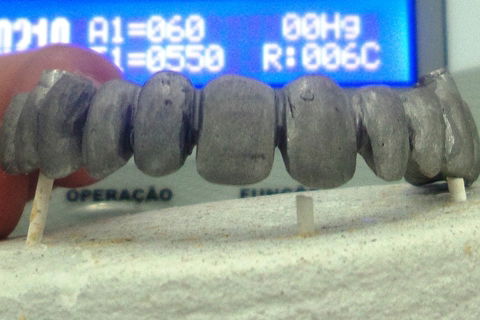 estrutura metálica fundida pronta para oxidação