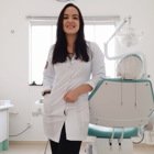 Dra. Larissa Lara (Cirurgiã-Dentista)
