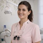 Dra. Laura Guimarães M Costa (Cirurgiã-Dentista)