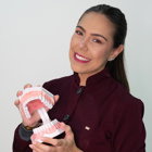 Dra. Maryana Naves Diniz Vieira (Cirurgiã-Dentista)