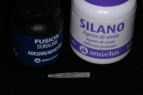 Aplicação de silano (Angelus, Brasil) e adesivo (Fusion duralink - Angelus, brasil) no pino