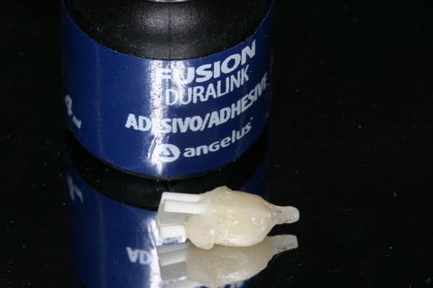 Aplicação de adesivo no pino